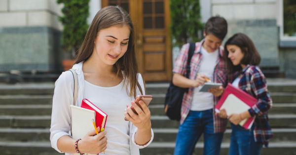 Nova lei francesa restringe celular na escola, mas passa a permitir o uso pedagógico do dispositivo, antes proibido