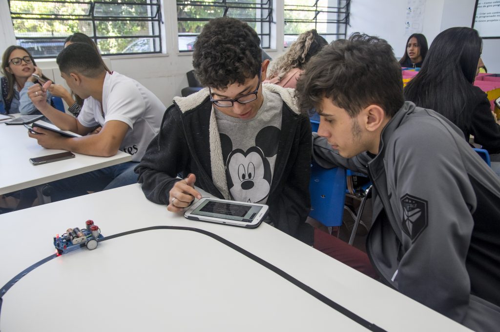 As vantagens da aprendizagem mão na massa atrelada à tecnologia